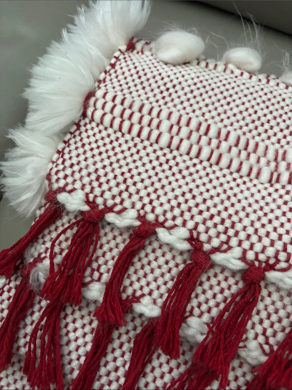 Source Unknown Red and White Woven Table Runner with Tassels and Pom Trim